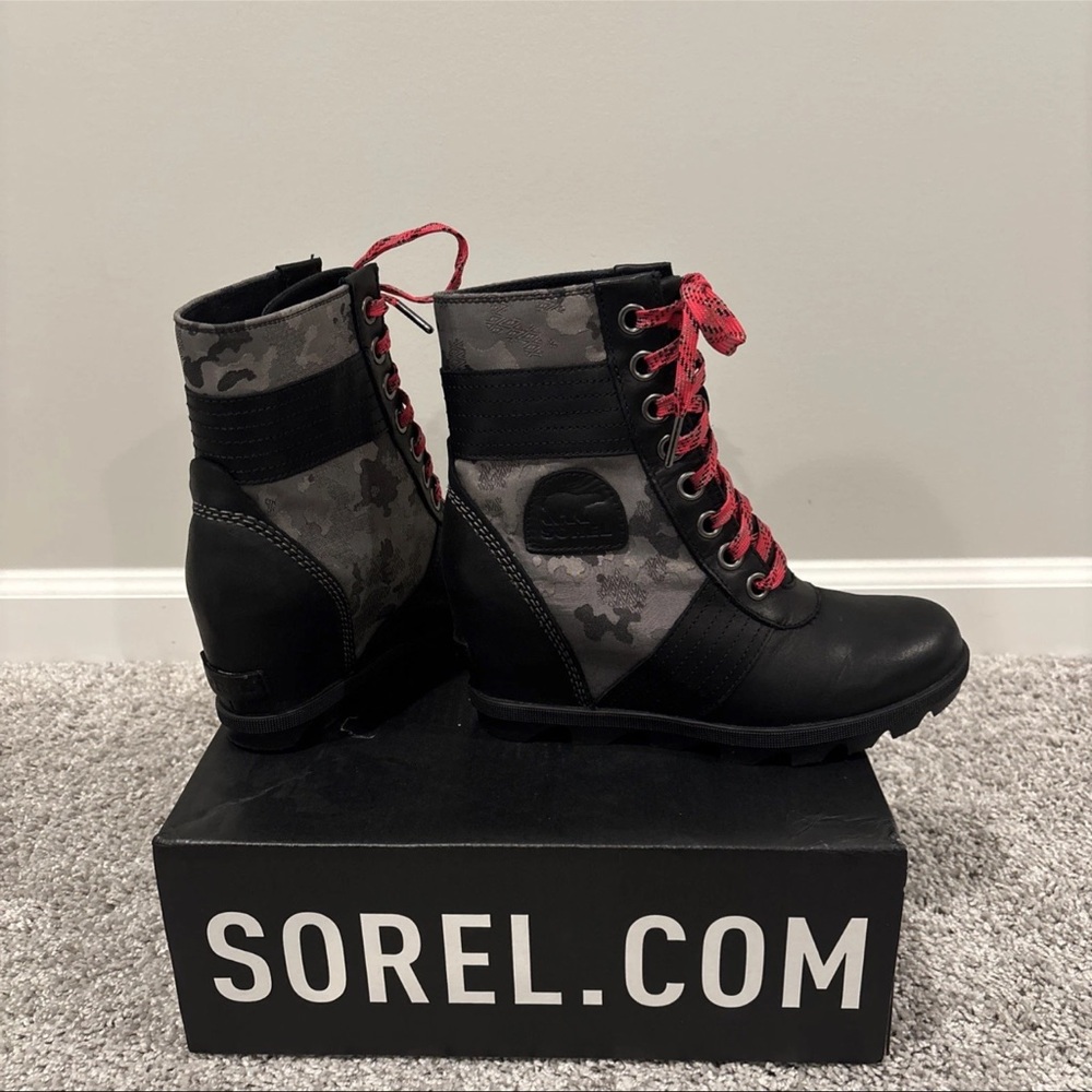 Sorel Lexi Wedge Camo Boots | Black/Gray/Pink | Women's Size 7.5